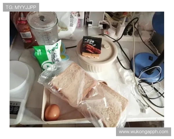 刘洋家的冰箱里只放蛋白粉和冰水，连瓶可乐都找不到