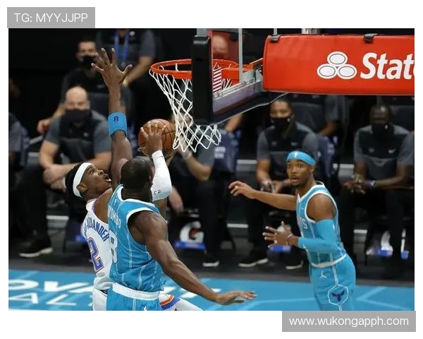 哈利伯顿利用挡拆创造机会提升组织效率，主导球队关键回合得分